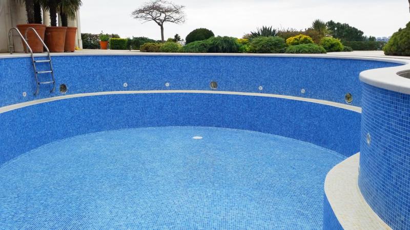 Les &eacute;tapes cl&eacute;s pour r&eacute;nover votre piscine &agrave; Saint-Yrieix-sur-Charente